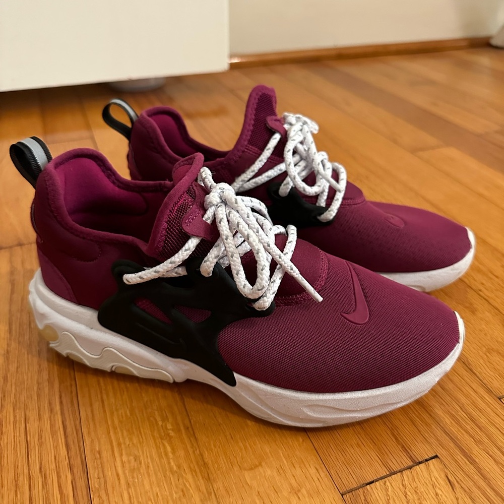 Women’s Nike Tennis Shoes. Size 7